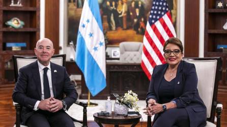 La presidenta Xiomara Castro recibió al secretario de Defensa Nacional de Estados Unidos, Alejandro Mayorkas.