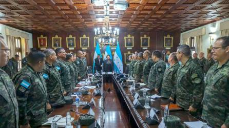 La presidenta de Honduras, Xioamra Castro, se reunió con ministro de Defensa y el Estado Mayor Conjunto.
