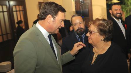 El embajador de España en Honduras, Diego Nuño García, conversa con la designada presidencial de Honduras, Doris Gutiérrez.