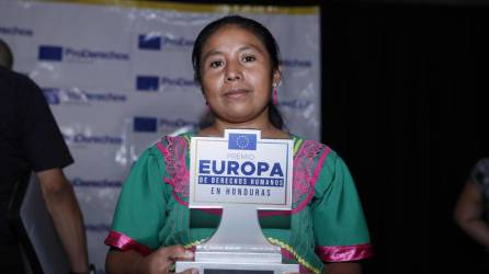 La defensora de derechos humanos María Felicita posa mientras recibe el Premio Europa de Derechos Humanos 2022.