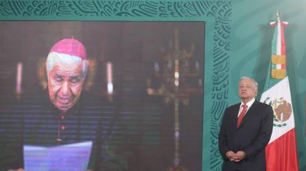 El Presidente de México Andrés Manuel López Obrador escucha una misiva leída por el cardenal Rogelio Cabrera.