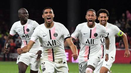 Achraf Hakimi festejando su gol para la victoria del PSG en Metz.