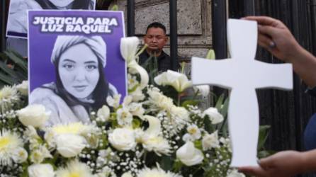 Fotografía de archivo de activistas que protestan contra el feminicidio y piden justicia por el caso de Luz Raquel Padilla, frente al Palacio de Gobierno de Jalisco, en Guadalajara (México).