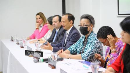 La presidenta de la Comisión Interamericana de Derechos Humanos, Margarette May Macaulay (c), participa junto a otros representantes de la CIDH en una conferencia de prensa en Tegucigalpa.
