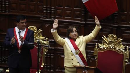 La abogada y política de tradición izquierdista Dina Boluarte se convirtió en la primera presidenta de Perú, al jurar al cargo ante el pleno del Congreso apenas unas horas después de que el Parlamento destituyó a Pedro Castillo, acusado de dar un golpe de Estado.