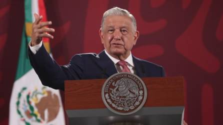 El presidente de México, Andrés Manuel López Obrador, habla durante su rueda de prensa matutina hoy, en el Palacio Nacional de la Ciudad de México (México).