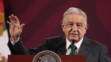 El presidente de México Andrés Manuel López Obrador, habla durante su conferencia de prensa matutina hoy, en el Palacio Nacional de Ciudad de México (México).