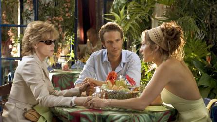 Jane Fonda, Michael Vartan y Jennifer Lopez en una escena del filme Monster-in-Law, de 2005.
