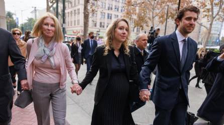 Elizabeth Holmes, fundadora de la fallida start-up de análisis de sangre Theranos, llega al Edificio Federal Robert F. Peckham y al Palacio de Justicia de EE. UU.