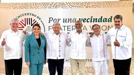 El presidente de México, Andrés Manuel López Obrador, junto a sus homólogos de Cuba, Honduras, Haití, Colombia y Venezuela.