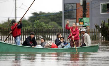 Algunos moradores son rescatados del sector de Isla de la Pintada, que sufre con la subida del agua por las lluvias este viernes, en Porto Alegre (Brasil).