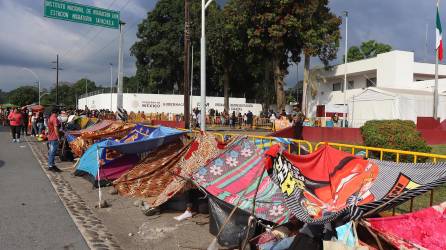 Unos 2,000 migrantes han improvisado desde el martes un campamento en la ciudad mexicana de Tapachula, estado de Chiapas, fronteriza con Guatemala, asentamiento que organizaron en lo que esperan sus documentos de tránsito legal por México.