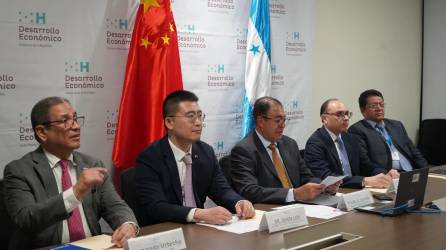 Representantes de China y Honduras en la firma de un convenio.