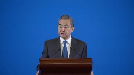 El Ministro de Asuntos Exteriores de China, Wang Yi, pronuncia un discurso en el Simposio Diplomático de China y la Situación Internacional de 2023, el 9 de enero de 2024.