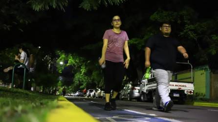 Dos sampedranos trotan sobre bulevar Los Caminantes.