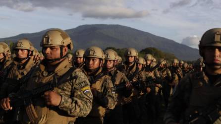 Miles de efectivos militares son presentados hoy como parte del Plan Control Territorial para tareas de seguridad pública, en Ciudad Arce (El Salvador).