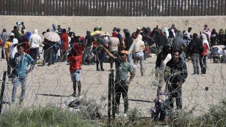 Migrantes permanecen cerca a la frontera estadounidense el 25 de septiembre de 2023, en Ciudad Juárez.