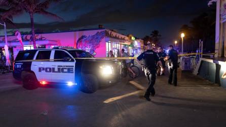 Oficiales de Policía cierran el área donde ocurrió un tiroteo en una playa, en Hollywood, Florida (EE.UU.), este 29 de mayo de 2023. EFE/EPA/Cristóbal Herrera-Ulashkevich
