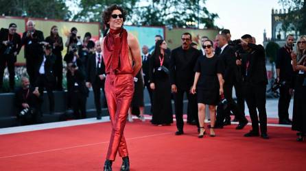 El actor estadounidense Timothée Chalamet desató la locura entre cientos de personas a su paso por la alfombra roja del Festival de Venecia, donde apareció con un entallado traje del mismo color y la espalda al descubierto para presentar su última película, “Bones and all”.