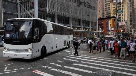 Nueva York busca poner límites a la llegada de autobuses con migrantes desde Texas.