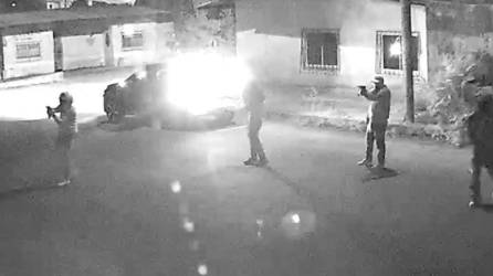 Video del momento en que explota carro de sicarios tras tirotear vivienda