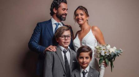 Michelle Renaud y Matías Novoa junto a sus hijos en una hermosa postal de su boda.