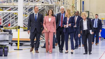 La vicepresidenta estadounidense, Kamala Harris, junto a funcionarios de la NASA.