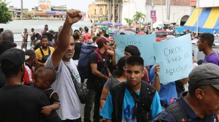 Migrantes protestan para denunciar acoso y extorsiones por parte de la policía, en la ciudad de Tapachula, estado de Chiapas (México).