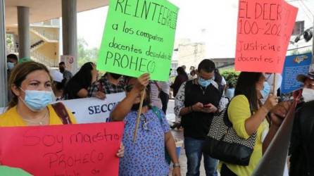 Un grupo de maestros protesta en los bajos del Congreso Nacional.