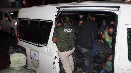Agentes del INM han detenido a decenas de migrantes en las últimas horas en redadas en el sur de México.