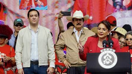 Fotografía muestra a la presidenta Xiomara Castro, junto a “Mel” Zelaya y Héctor Zelaya, durante una marcha del oficialismo en Tegucigalpa.