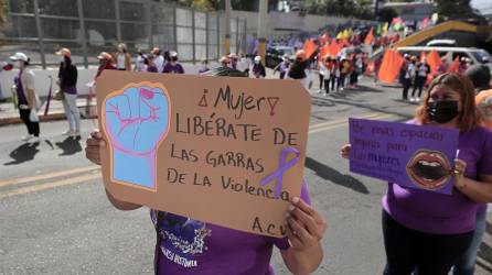 Mujeres marchan contra la violencia en Honduras.