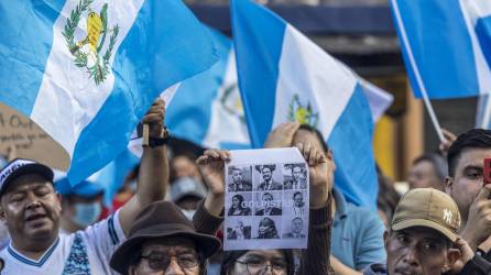 Ciudadanos protestaron el fin de semana contra las acciones antidemocráticas de los fiscales tras allanamiento al Tribunal Supremo Electoral de Guatemala,.