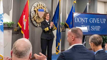 Lisa Franchetti, primera mujer en dirigir la marina de USA
