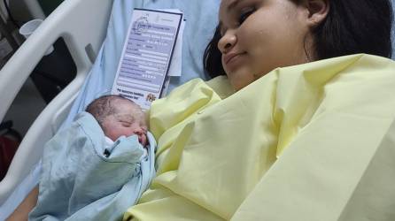 Cynthia Marleni Melgar Molina reposa junto a su recién nacido.
