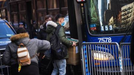 Migrantes llegan en autobús o taxis a la frontera entre Nueva York y Canadá para cruzar a pie y solicitar asilo.