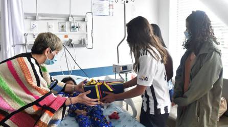 La primera dama colombiana Verónica Alcocer y su hija Sofía Petro, visitaron este domingo a los menores colombianos hospitalizados tras sobrevivir 40 días perdidos en la selva.