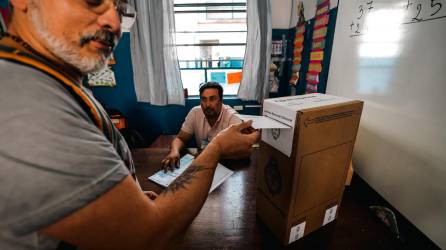 Un hombre vota en la segunda vuelta de las elecciones presidenciales hoy, en un colegio electoral, en Buenos Aires (Argentina).