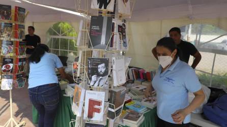 Vendedores organizan los puestos con libros, el 21 de abril de 2023, en Tegucigalpa (Honduras). EFE/ Gustavo Amador