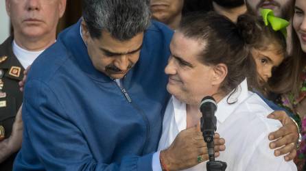 El empresario colombiano Alex Saab, liberado este miércoles por EE.UU., fue durante varios años colaborador del presidente de Venezuela, Nicolás Maduro, relación por la que fue acusado en Washington de ser “testaferro” del Gobierno venezolano que hoy lo recibió con júbilo.