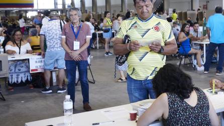 100 mesas electorales se desplegaron en España para que los colombianos votarán para elegir nuevo presidente en su país.