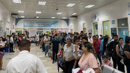 Cientos de hondureños en las oficinas de Migración esperando terminar el registro para cruzar a El Salvador.