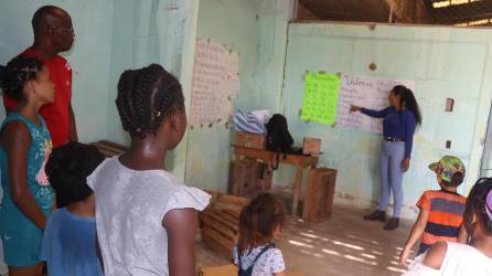 La profesora hondureña Mayuri Ramírez da clases a menores migrantes.