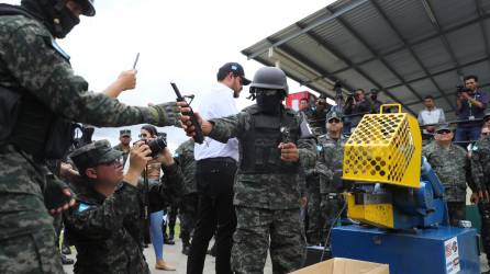 La Policía Militar del Orden Público (PMOP) presentó este lunes el arsenal de armas decomisadas en las primeras semanas de intervención en los centros penales de Honduras.