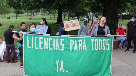 La ley, con la que se estima que se beneficiarán unos 250,000 inmigrantes, entrará en vigor el 1 de julio de 2023.