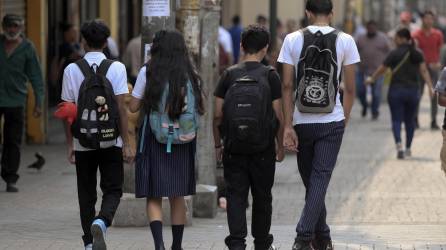 Un grupo de jóvenes estudiantes caminan por una calle, el 10 de mayo de 2024, de Tegucigalpa (Honduras).