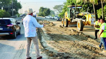 <b>El alcalde Roberto Contreras supervisó los trabajos comenzados ayer.</b>