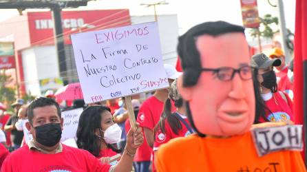 Trabajadores hondureños marchan en celebración del Día del Trabajador hoy, en San Pedro Sula (Honduras). EFE/ José Valle
