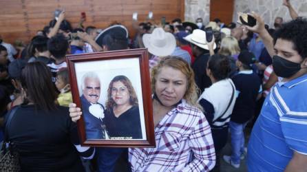 Con fotos, pancartas y canciones los seguidores de Vicente Fernández se despidieron del cantante que falleció este domingo tras una estancia hospitalaria de cuatro meses en la que estuvo conectado a un respirador artificial.
