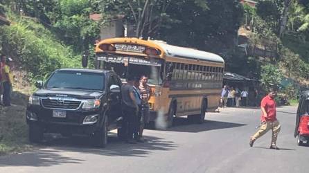 El conductor de bus quedó en la unidad del transporte interurbano.